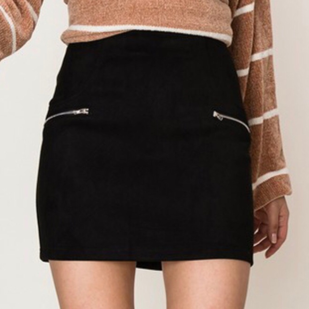 Hot! 🔥High-Rise Microsuede Black Mini Skirt - Picture 4 of 8